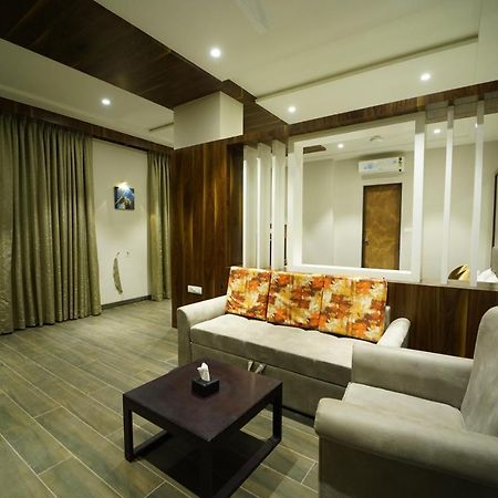 Hotel The Royal Inn Baramati Bagian luar foto