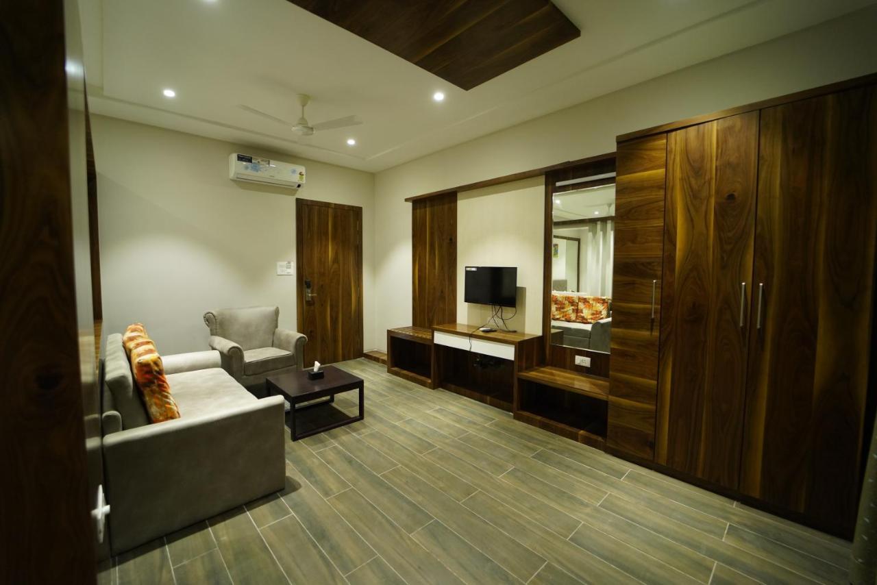 Hotel The Royal Inn Baramati Bagian luar foto