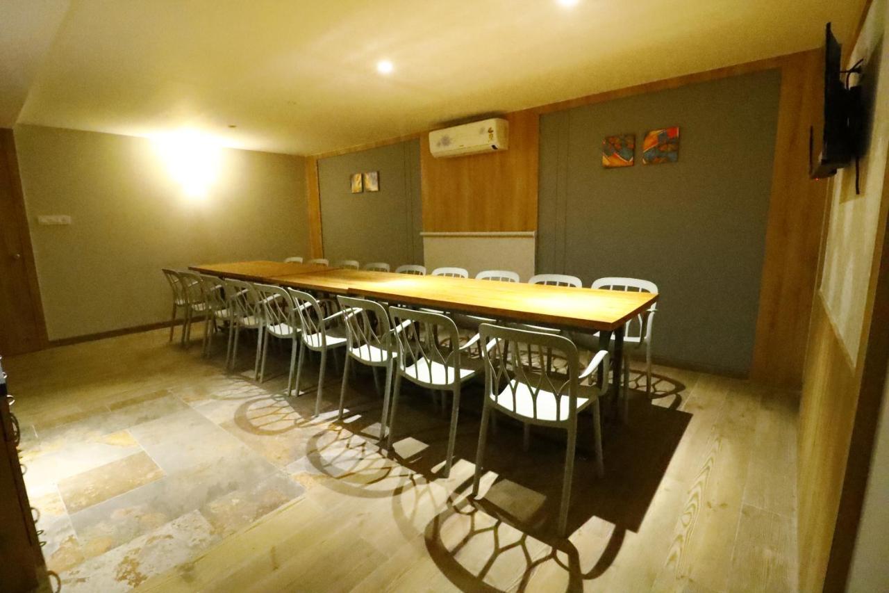 Hotel The Royal Inn Baramati Bagian luar foto