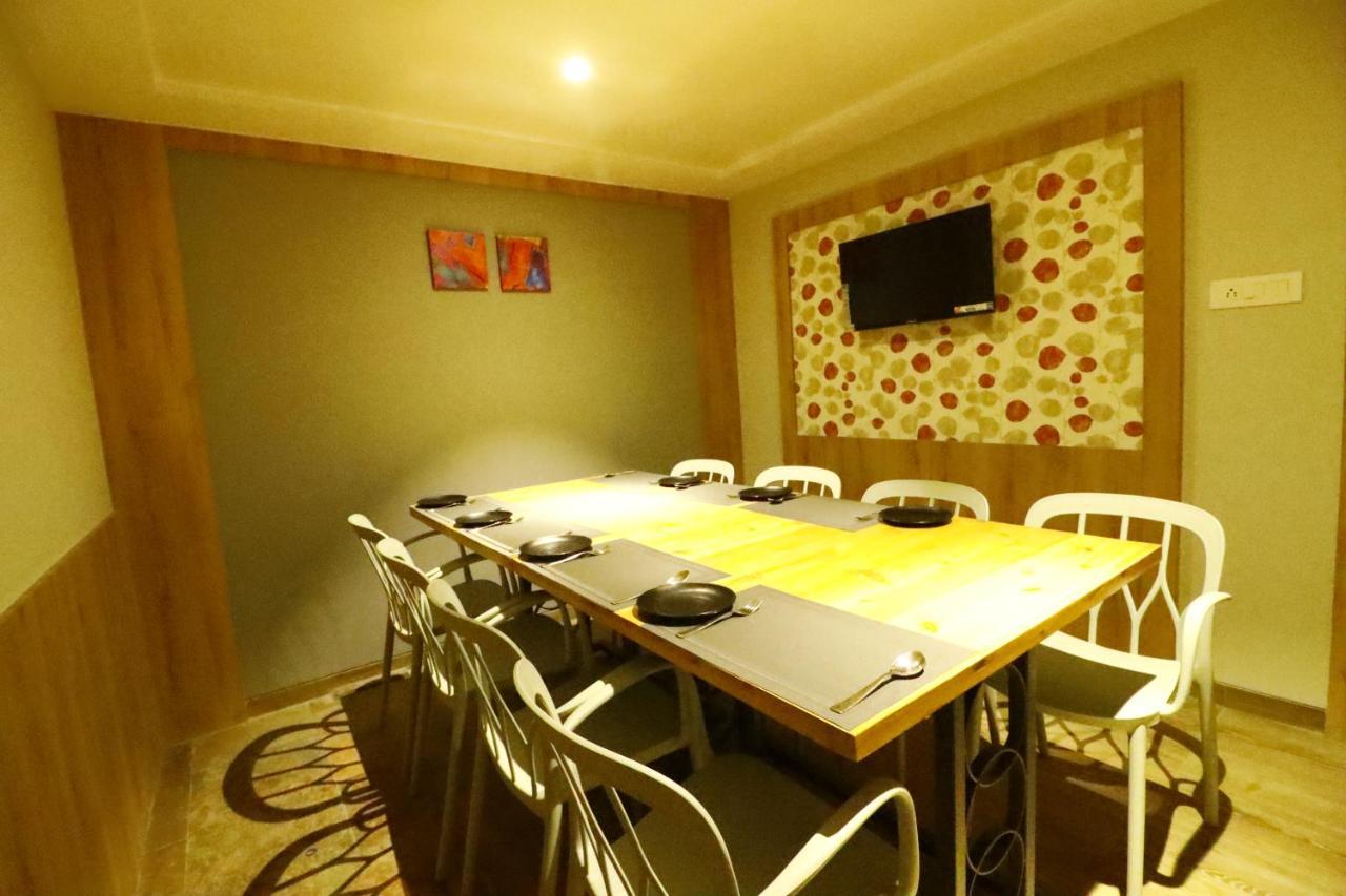 Hotel The Royal Inn Baramati Bagian luar foto