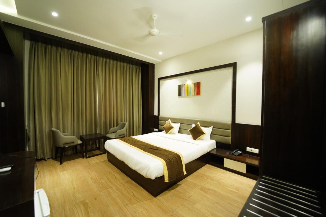 Hotel The Royal Inn Baramati Bagian luar foto