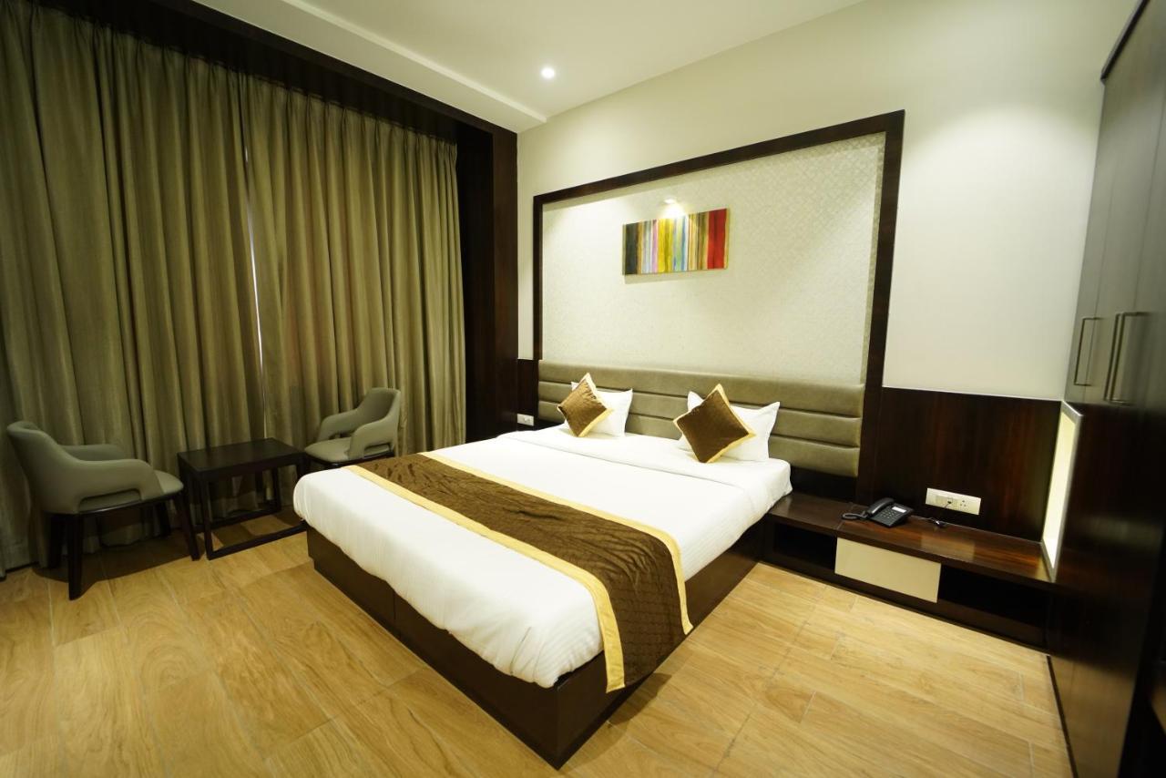 Hotel The Royal Inn Baramati Bagian luar foto