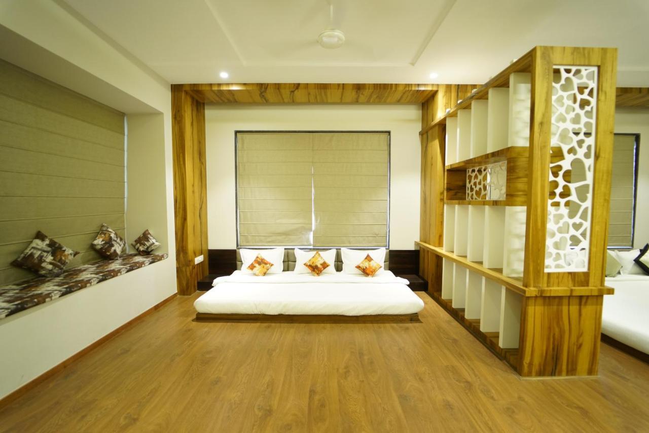 Hotel The Royal Inn Baramati Bagian luar foto