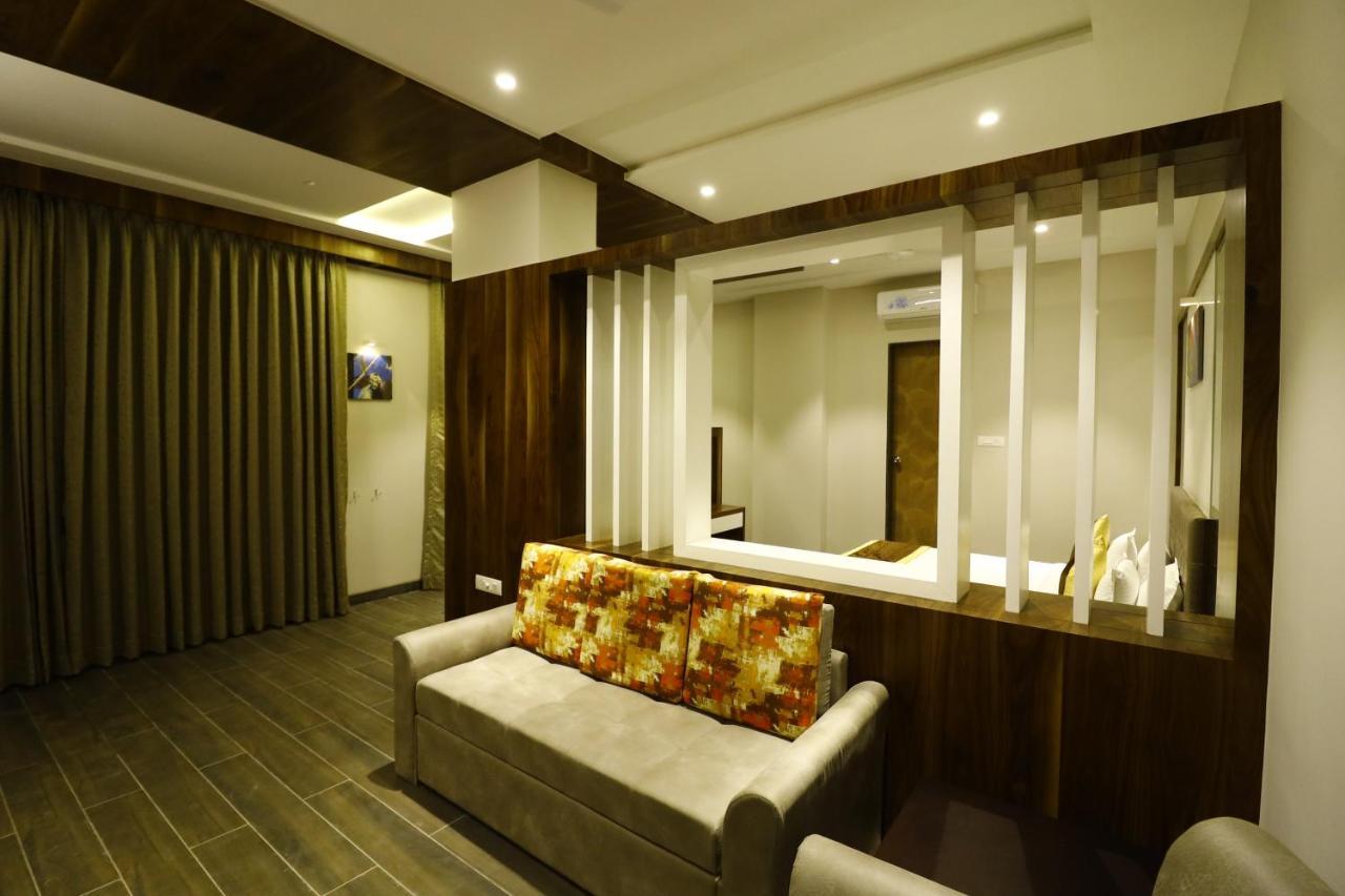 Hotel The Royal Inn Baramati Bagian luar foto