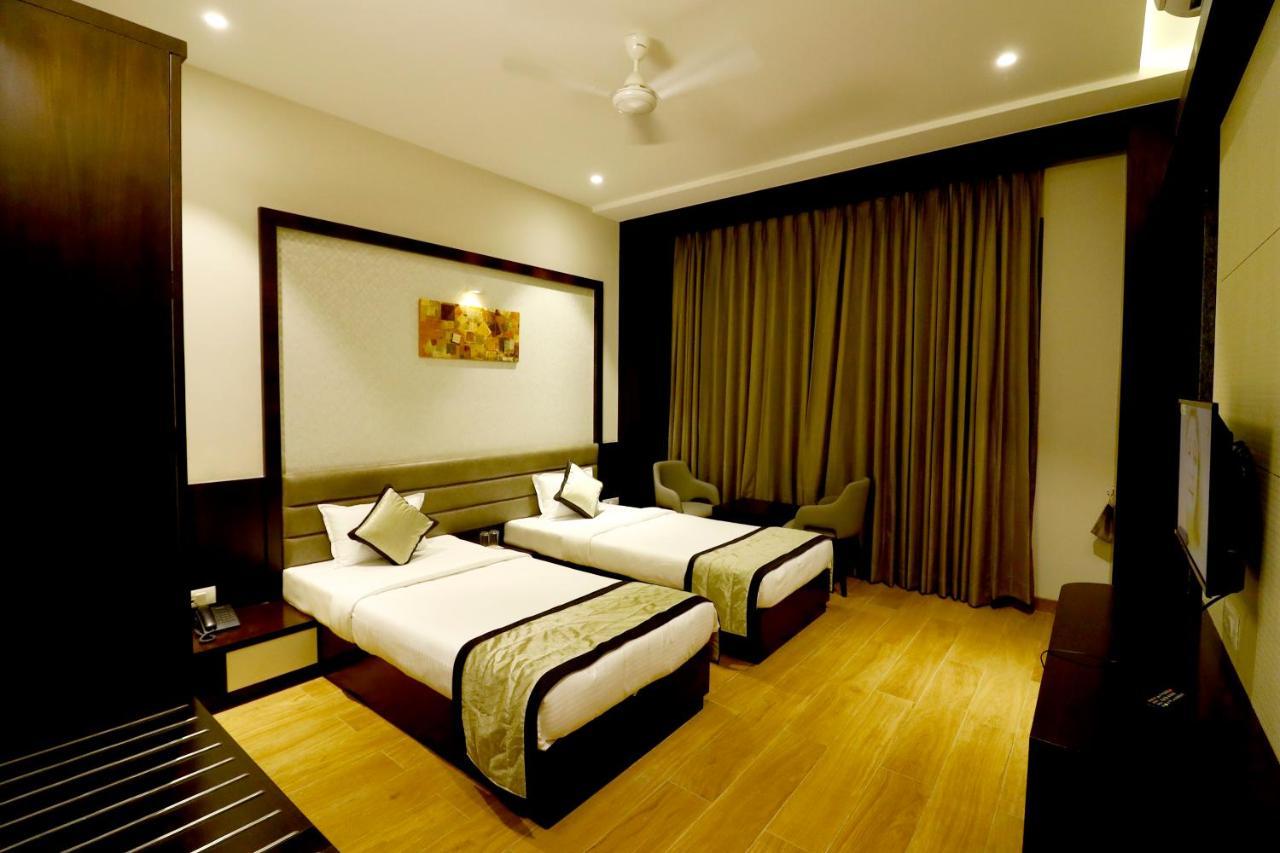Hotel The Royal Inn Baramati Bagian luar foto