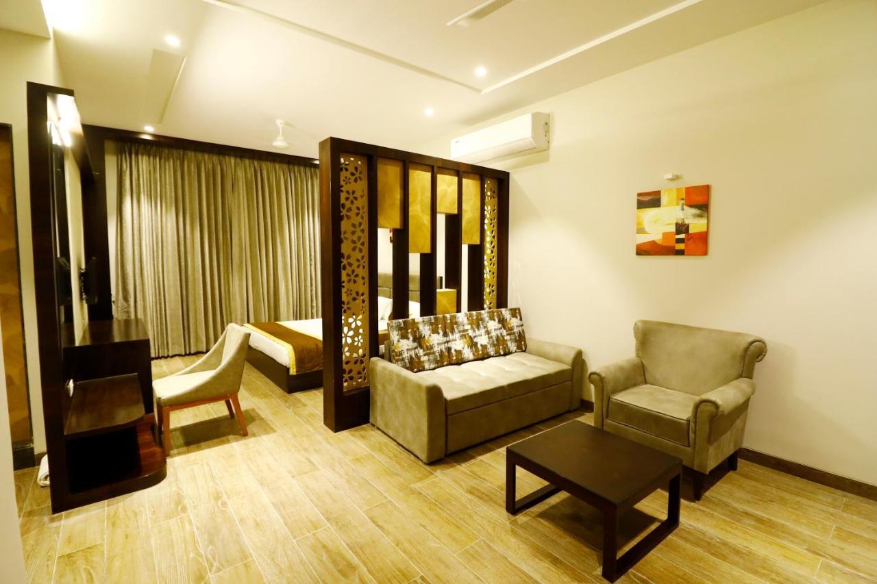 Hotel The Royal Inn Baramati Bagian luar foto