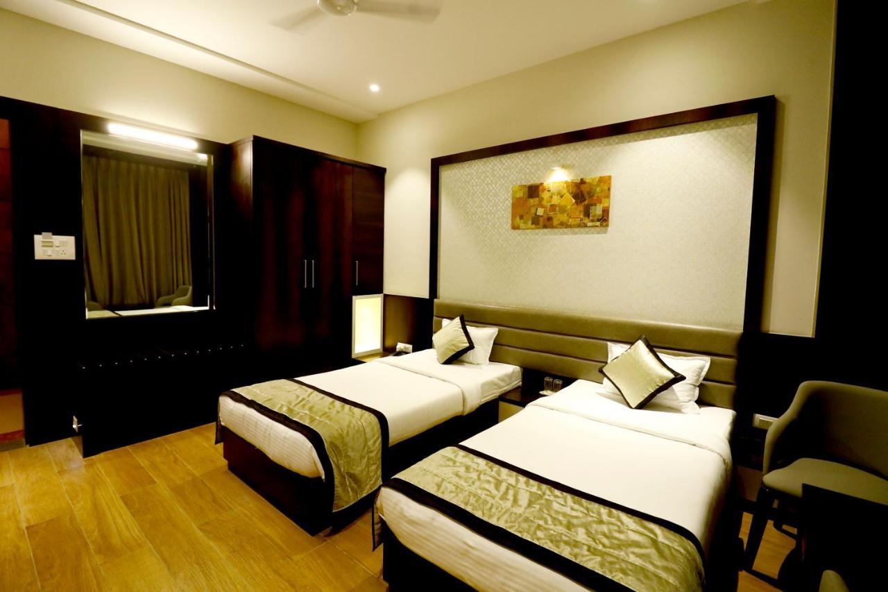 Hotel The Royal Inn Baramati Bagian luar foto