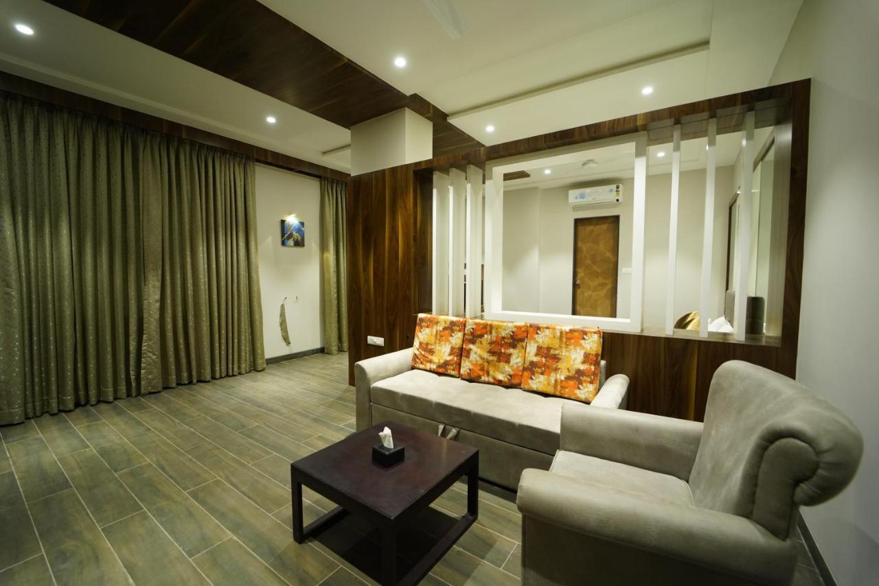 Hotel The Royal Inn Baramati Bagian luar foto